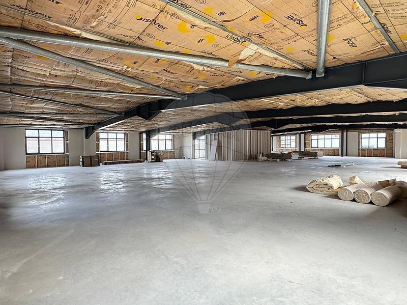 Local commercial - 700 m² - 1 pièce