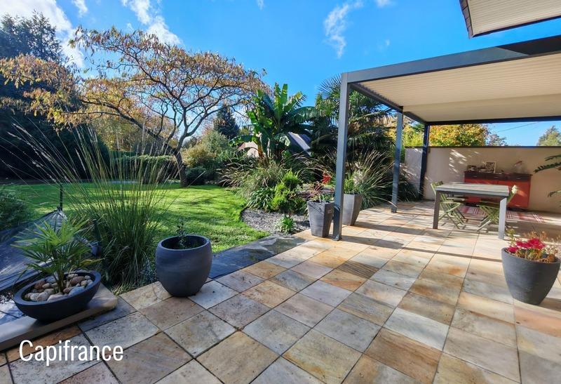 Maison - 230 m² - 8 pièces