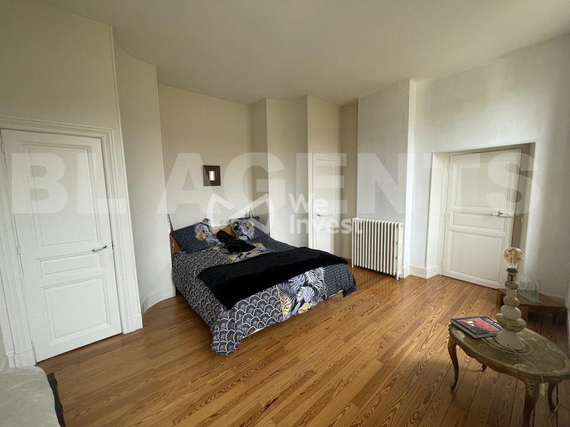 Maison - 331 m² - 9 pièces