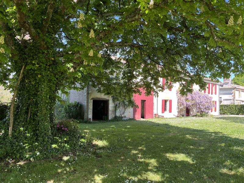 Maison traditionnelle - 280 m² - 8 pièces