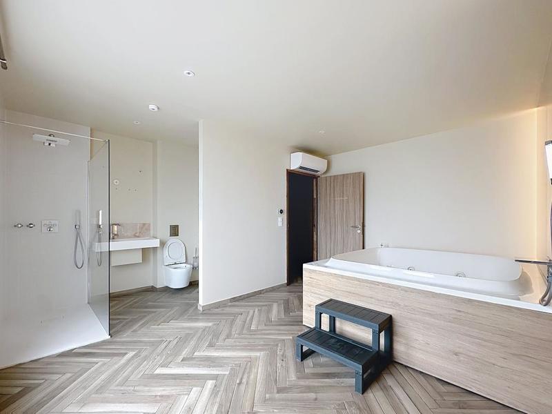 Santé - 121 m² - 6 pièces