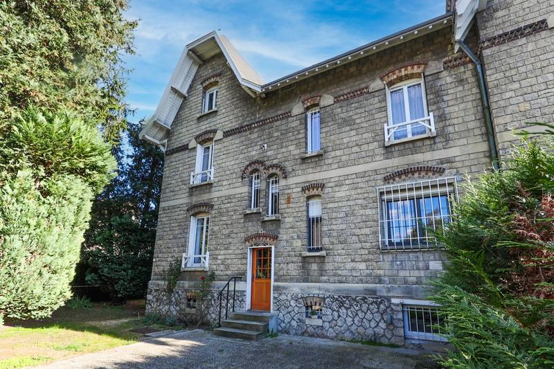 Maison - 240 m² - 8 pièces