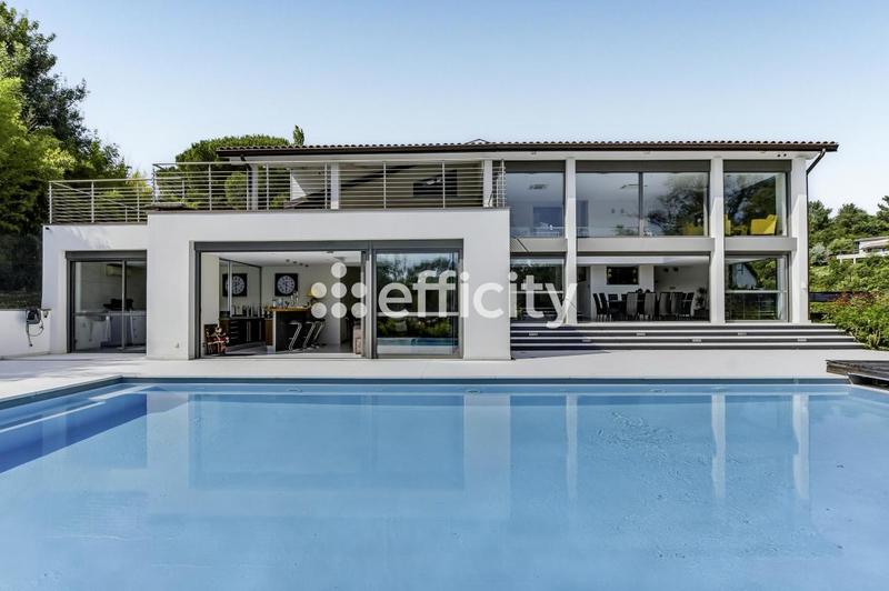 Maison - 393 m² - 10 pièces