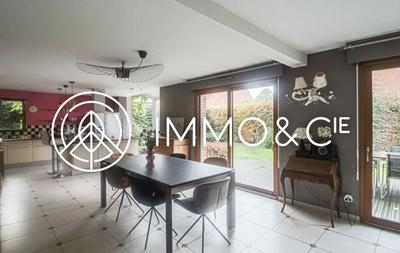 Maison - 230 m² - 8 pièces