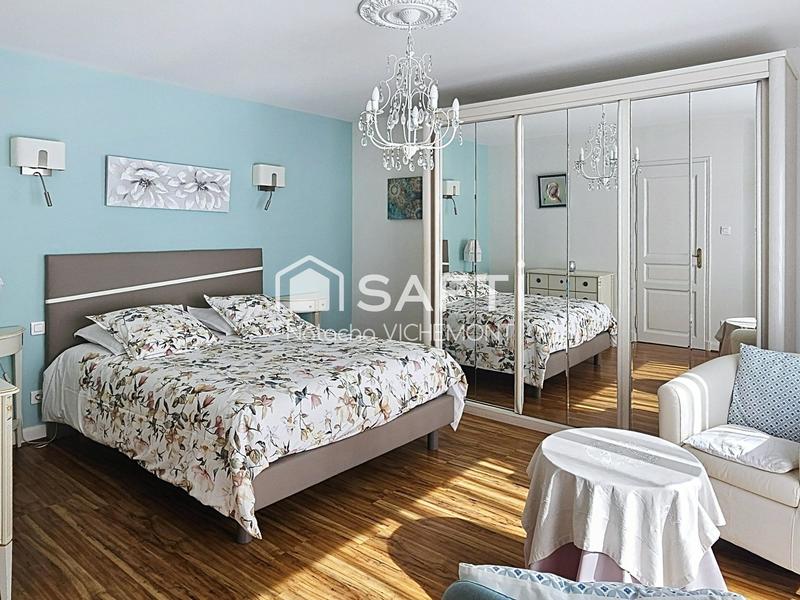 Villa - 262 m² - 9 pièces