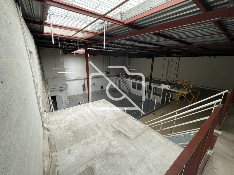 Entrepôt - 630 m²