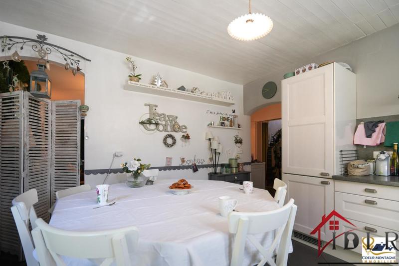 Maison - 196 m² - 9 pièces