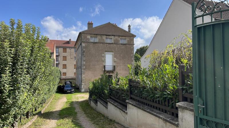 Maison en pierre - 335 m² - 12 pièces