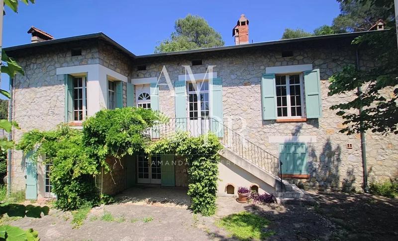 Maison - 230 m² - 7 pièces