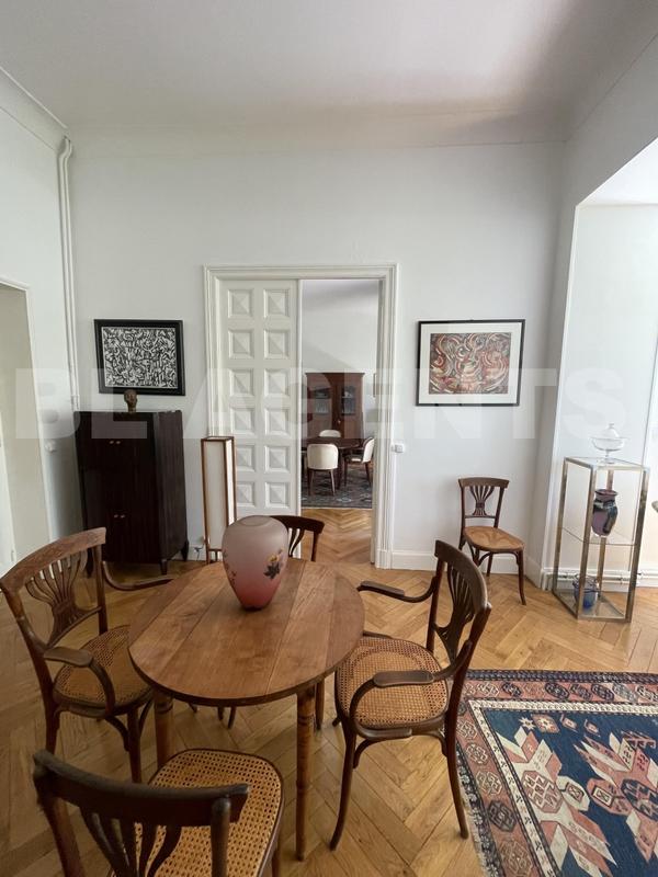 Demeure - 331 m² - 9 pièces