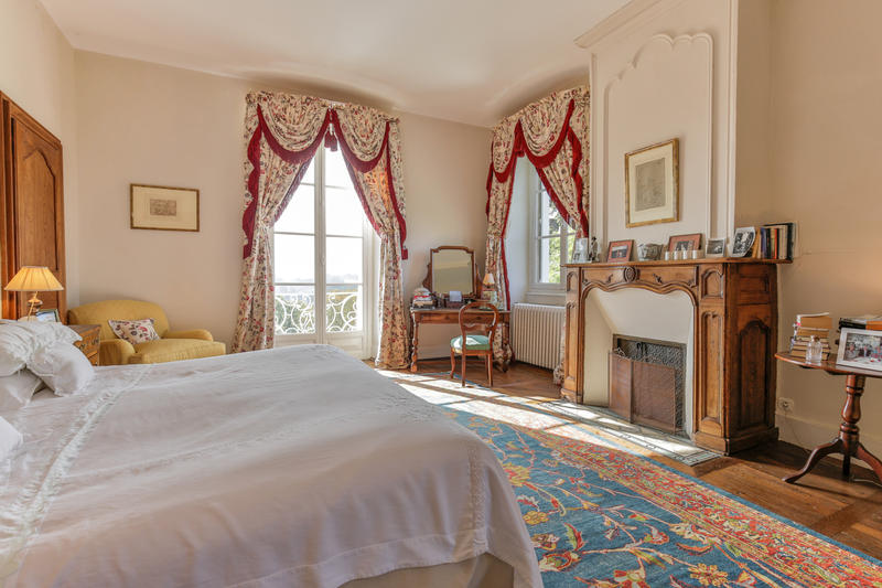 Château - 1 302 m² - 25 pièces