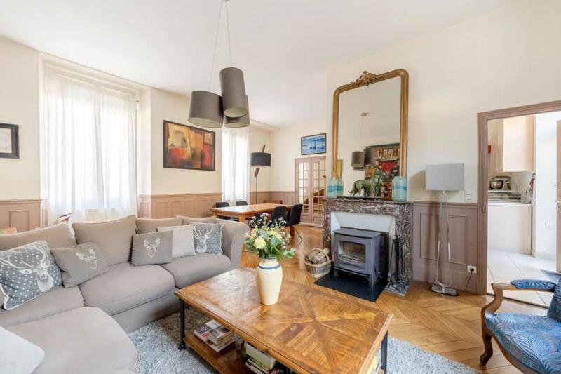 Maison - 201 m² - 6 pièces