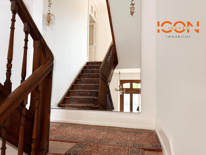 Maison - 217 m² - 8 pièces