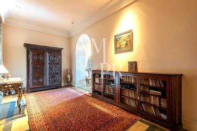 Appartement - 242 m² - 5 pièces