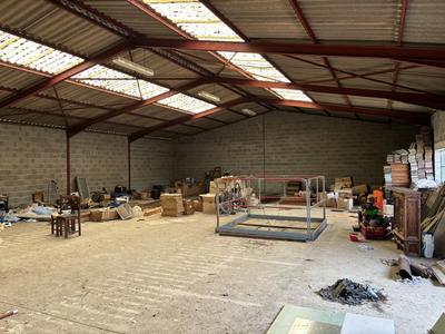 Entrepôt - 2 600 m² - 6 pièces