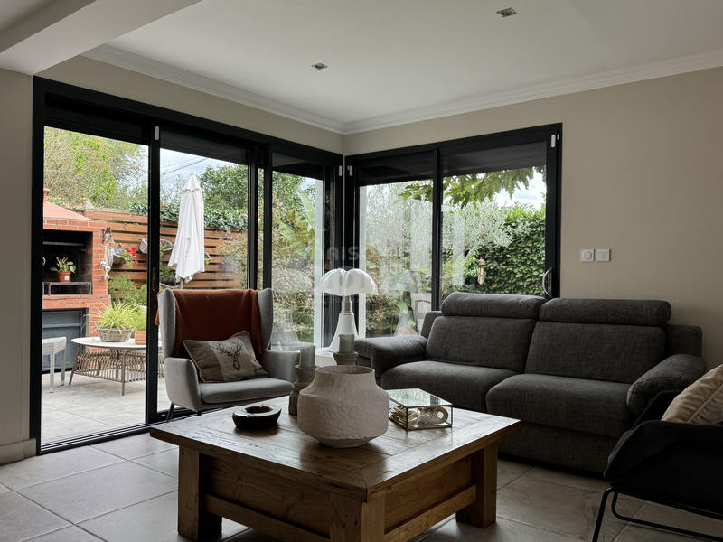 Maison - 242 m² - 8 pièces