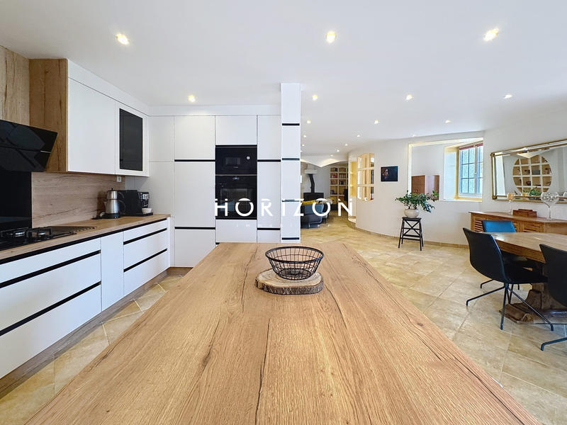 Maison - 201 m² - 6 pièces