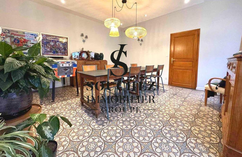 Maison - 250 m² - 8 pièces