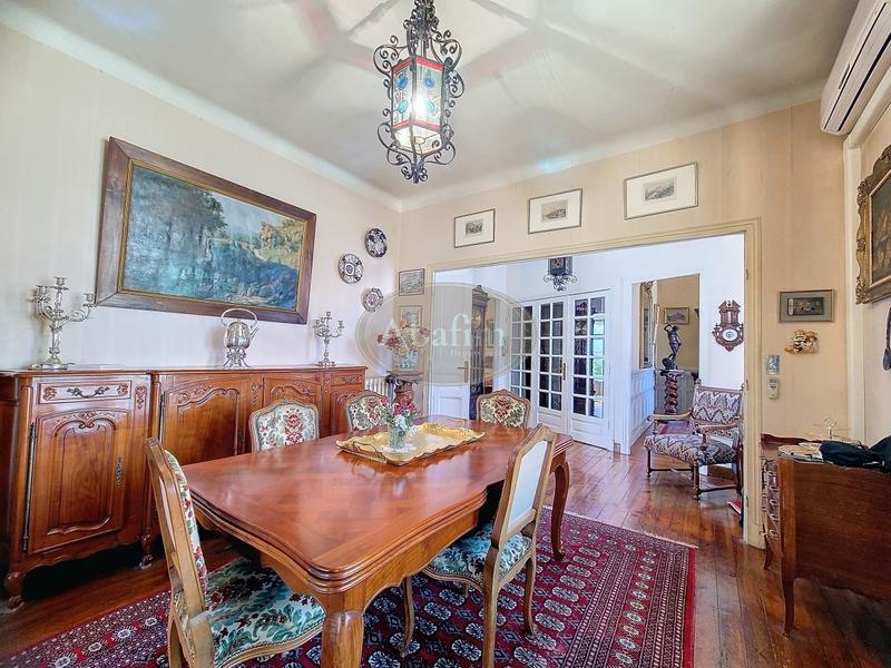 Maison - 254 m² - 9 pièces