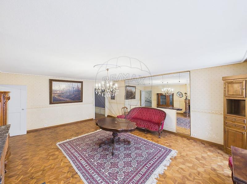 Maison - 240 m² - 12 pièces