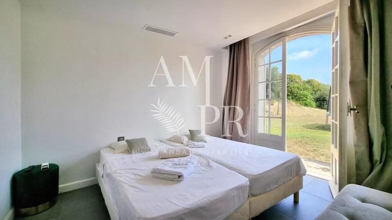 Villa - 250 m² - 8 pièces