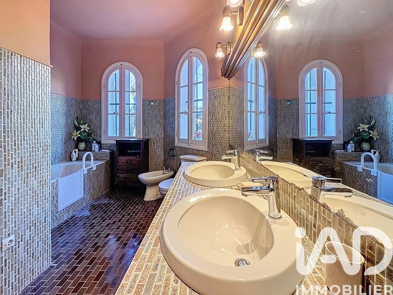 Maison - 292 m² - 11 pièces