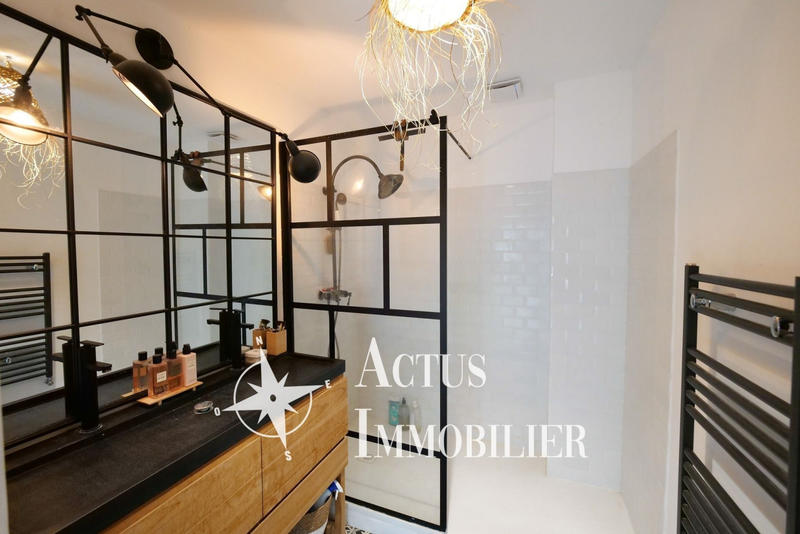 Maison - 233 m² - 8 pièces