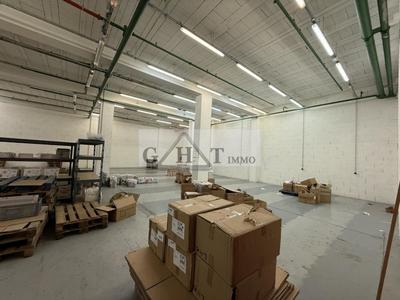 Entrepôt - 744 m²