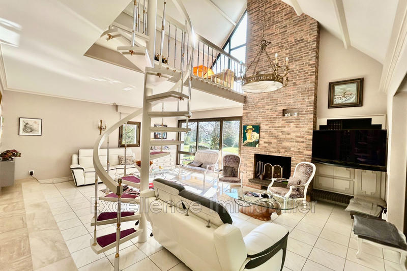 Maison - 320 m² - 10 pièces