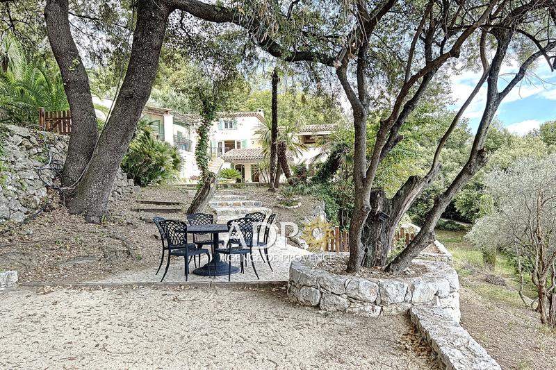 Propriété - 300 m² - 8 pièces