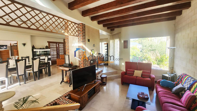 Maison - 220 m² - 8 pièces