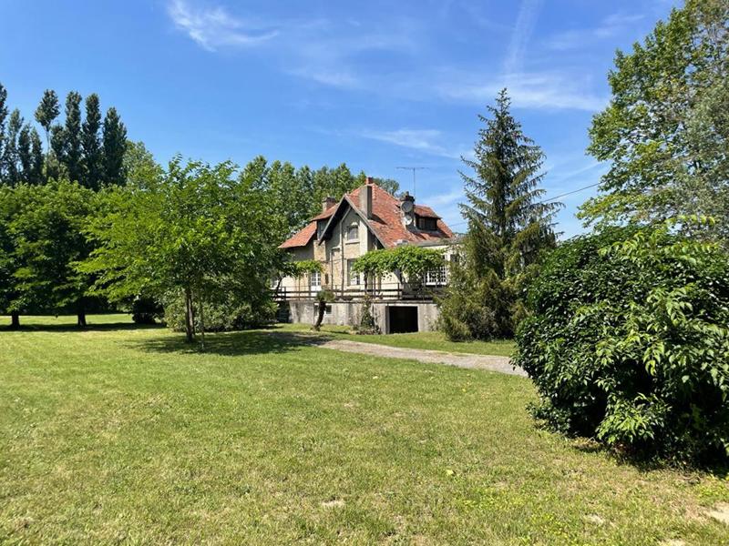 Maison - 260 m² - 8 pièces
