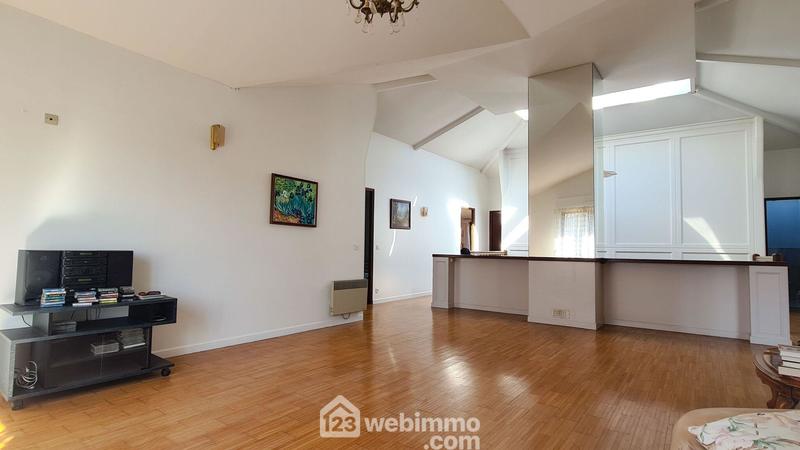 Maison - 370 m² - 12 pièces