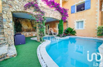 Maison - 238 m² - 10 pièces