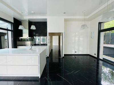 Maison - 203 m² - 8 pièces