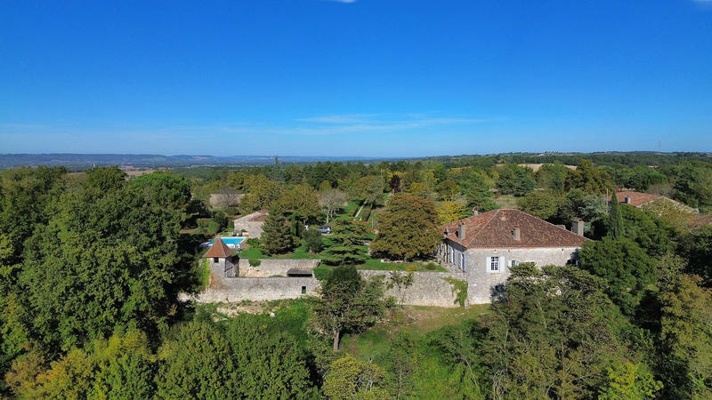 Maison - 955 m² - 23 pièces