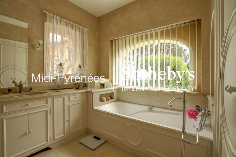 Maison - 355 m² - 10 pièces