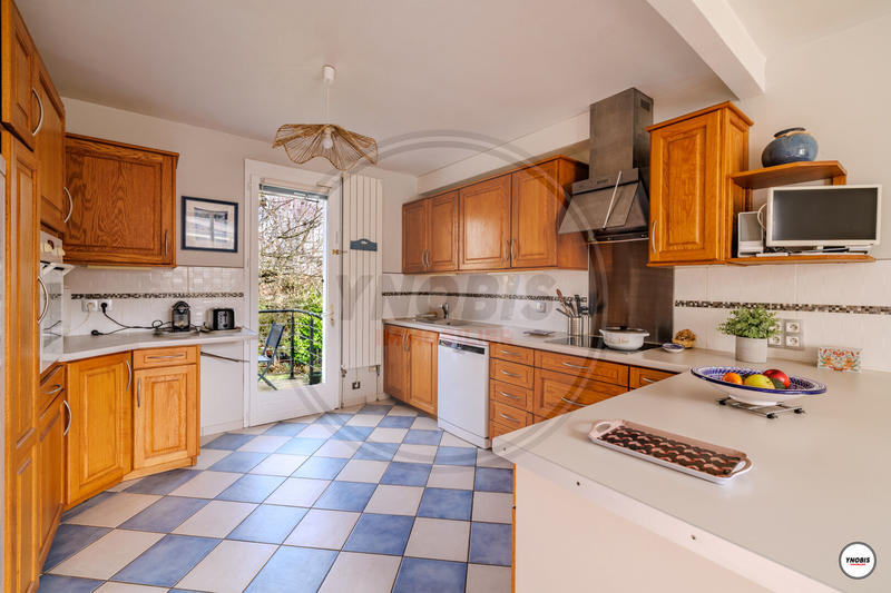 Maison - 202 m² - 7 pièces