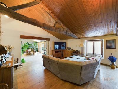 Maison - 440 m² - 12 pièces