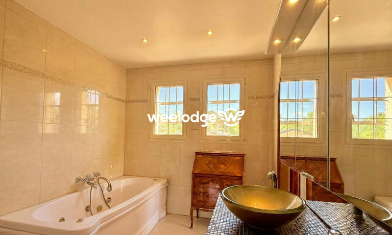 Maison traditionnelle - 225 m² - 9 pièces