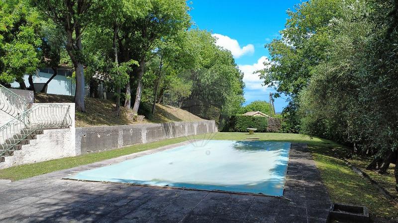 Maison - 243 m² - 9 pièces