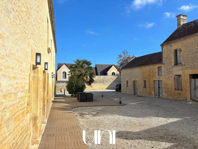 Maison - 250 m² - 6 pièces