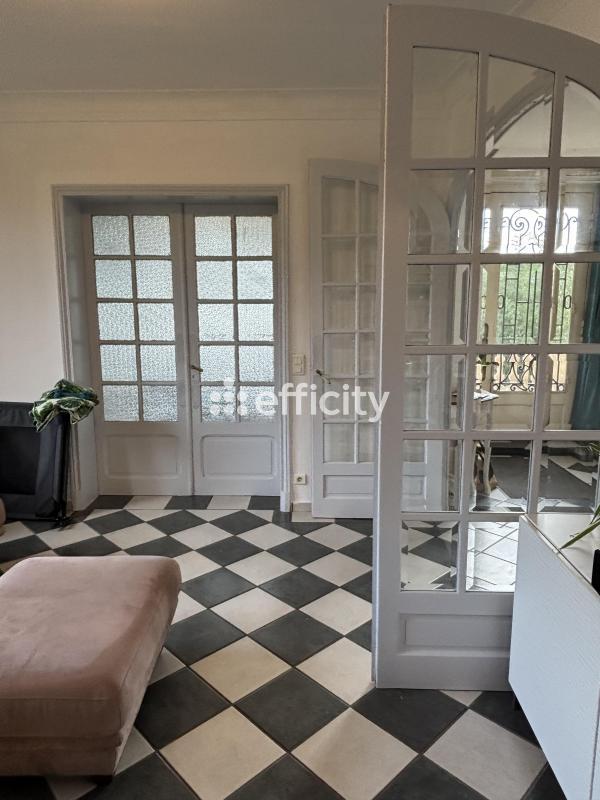 Maison - 270 m² - 11 pièces