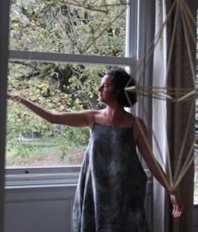 Les élèves de l'école de danse improvisent avec les «Himmelis" art Finlandais - Châteaux en fête