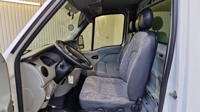 Renault Master 3.5t 2.5 dci 120 confort Caisse 20m3 + Hayon