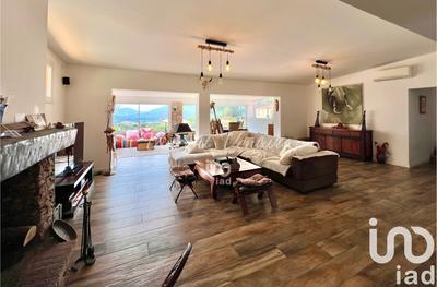 Maison - 216 m² - 8 pièces