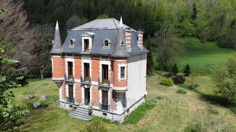 Maison - 238 m² - 9 pièces