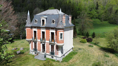 Maison - 238 m² - 9 pièces