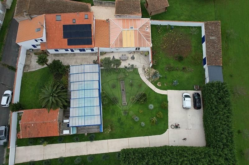 Propriété - 325 m² - 6 pièces