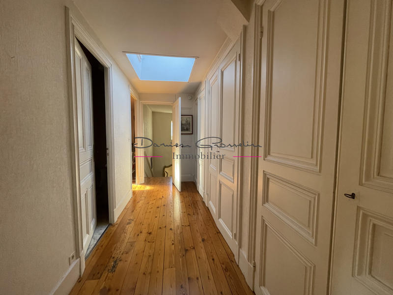 Propriété - 240 m² - 11 pièces